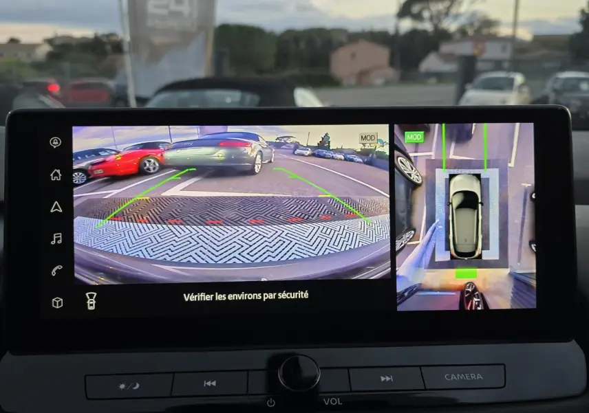 Affichage de la caméra 360 du Nissan Qashqai gris silver, vue arrière et vue aérienne du stationnement.