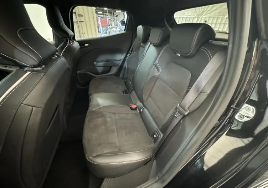 Vue intérieure côté droit des sièges arrière noirs en cuir et alcantara de la Renault Clio Intens TCe 100 2020.