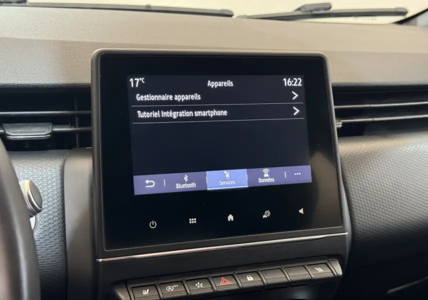 Écran tactile central affichant le menu smartphone dans l'habitacle d'une Renault Clio Intens TCe 100 noire de 2020.