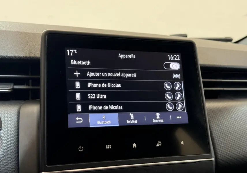 Écran tactile central de la Renault Clio Intens noir 2020 affichant la liste des appareils Bluetooth connectés.