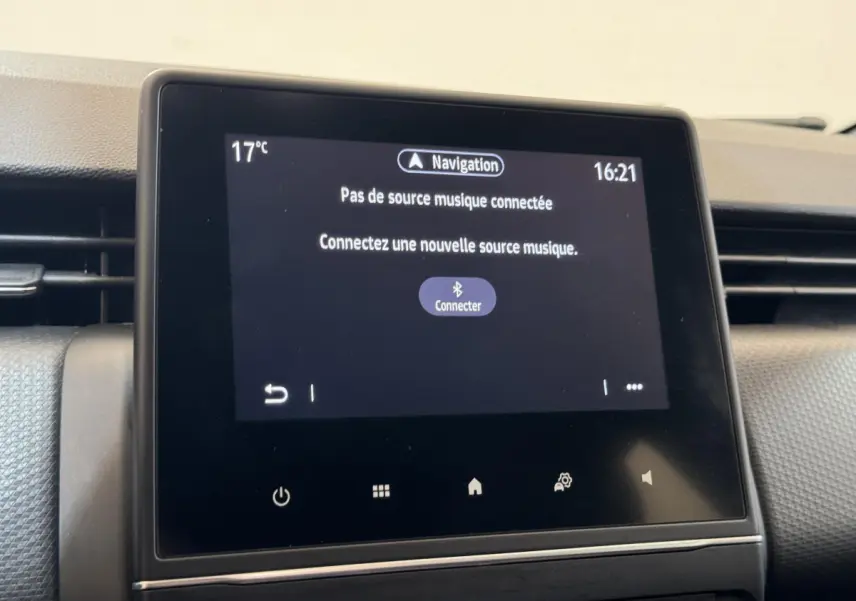 Écran tactile central de la Renault Clio Intens noir 2020 affichant la connexion Bluetooth et la température extérieure 17°C