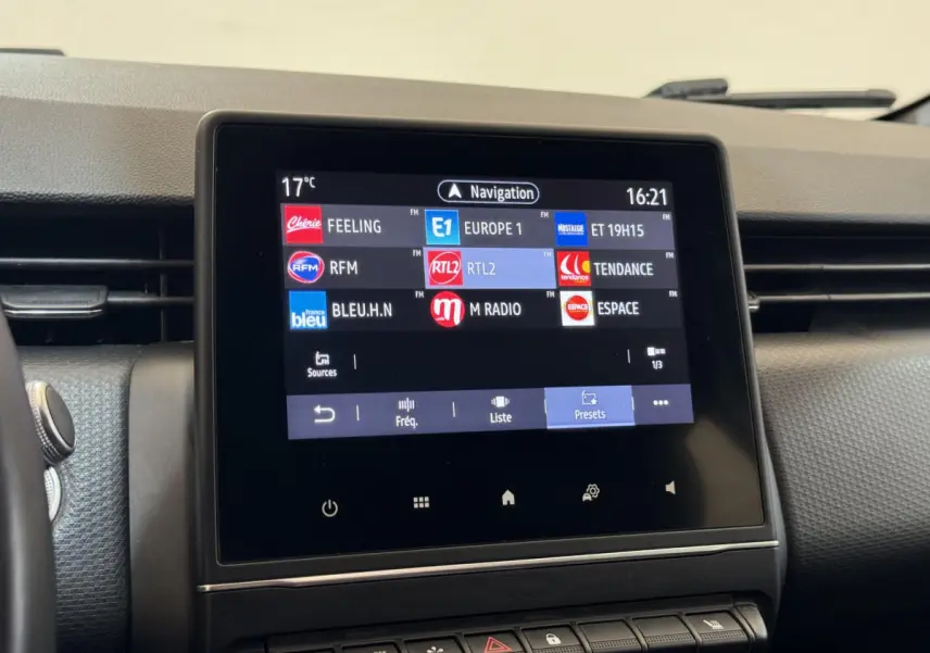 Écran tactile central affichant les stations radio, tableau de bord noir intérieur Renault Clio Intens TCe 100 2020