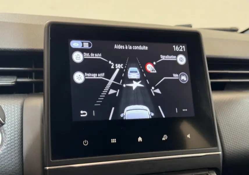 Écran tactile central de la Renault Clio Intens noir 2020 affichant les aides à la conduite en gros plan.