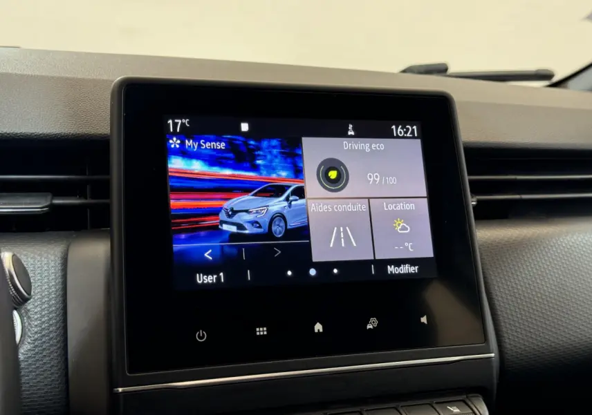 Écran tactile central affichant l'interface multimédia dans l'habitacle d'une Renault Clio Intens noir de 2020