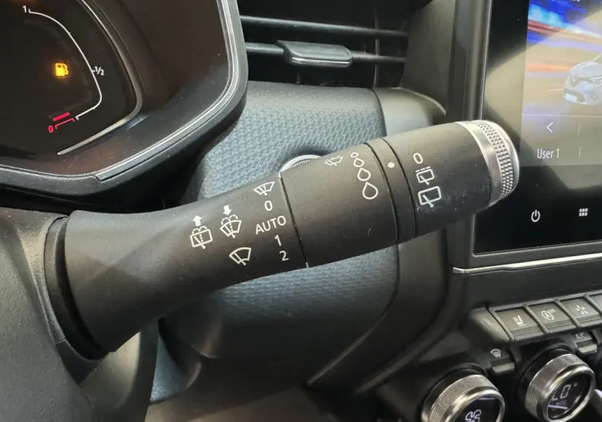 Gros plan sur la commande d'essuie-glaces dans l'habitacle noir de la Renault Clio Intens TCe 100 2020.