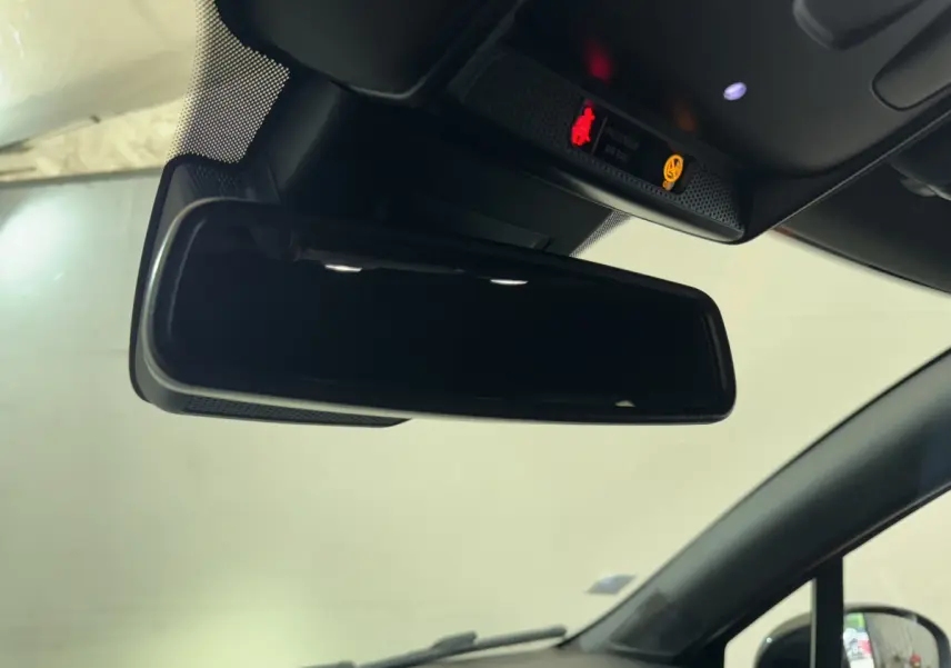 Gros plan sur le rétroviseur intérieur noir de la Renault Clio Intens TCe 100, vue côté conducteur.