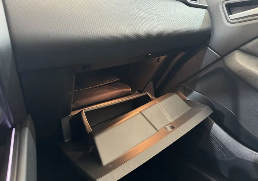 Gant de boîte à gants ouvert côté passager dans l'habitacle noir d'une Renault Clio Intens TCe 100 2020