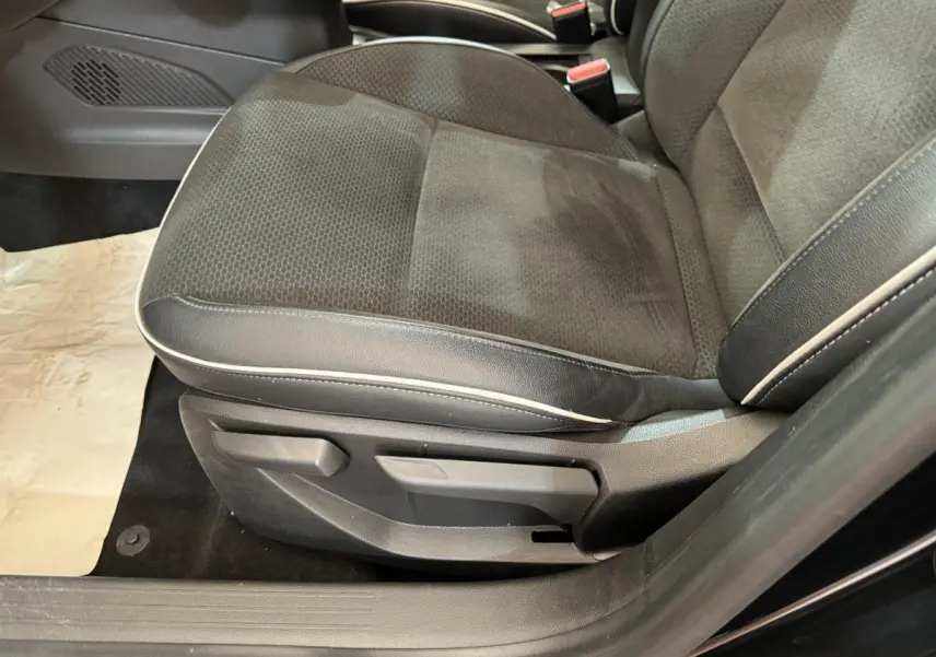 Gros plan sur le siège avant droit noir avec surpiqûres blanches de la Renault Clio Intens TCe 100 2020.