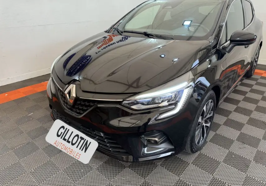 Renault Clio Intens TCe 100 noire vue 3/4 avant droit avec phares LED et jantes alliage distinctives.