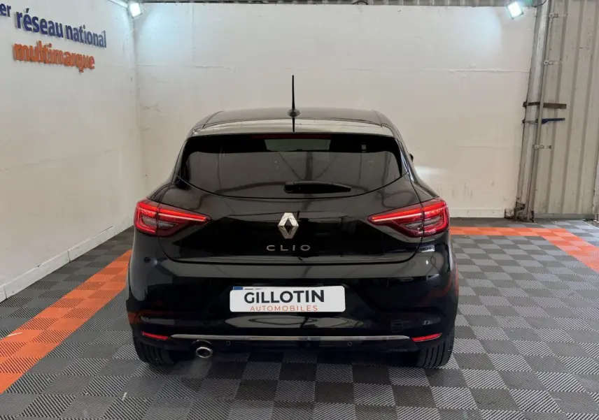 Vue arrière d'une Renault Clio Intens TCe 100 noire, avec feux LED et sortie d'échappement visible à gauche.