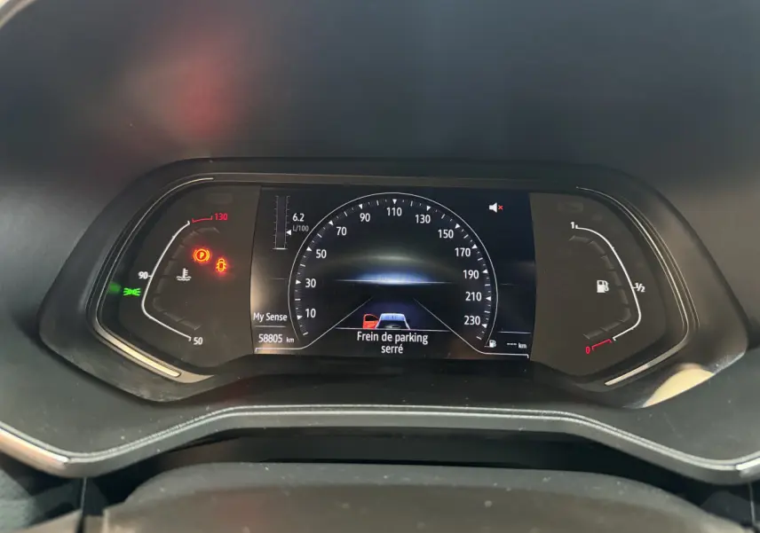 Tableau de bord numérique de Renault Clio Intens TCe 100 noir, affichant le compteur et alertes au frein de parking serré.