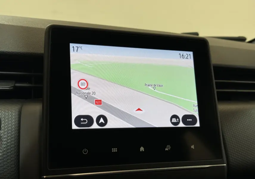 Écran tactile central de la Renault Clio Intens noir 2020 affichant la navigation avec température extérieure à 17°C.