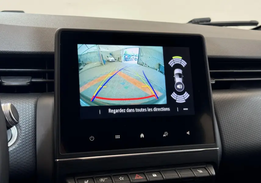 Écran tactile central de la Renault Clio Intens 2020 montrant la caméra de recul avec guidage et capteurs de stationnement.