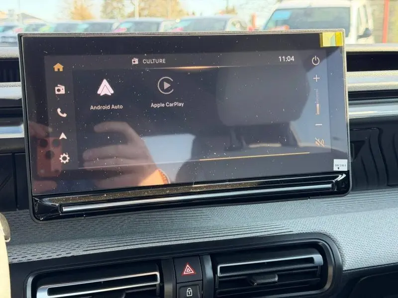 Écran tactile central du tableau de bord du Citroën C3 Aircross 2026 affichant Android Auto et Apple CarPlay.