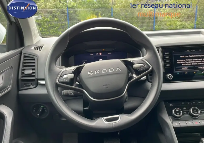 Vue rapprochée du volant noir SKODA KAROQ 2025 avec commandes intégrées et tableau de bord digital.