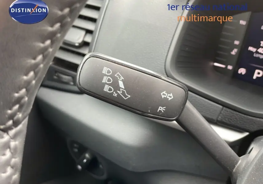 Gros plan sur la manette de clignotant noire dans l'habitacle d'un Skoda Karoq blanc glacier 2025.