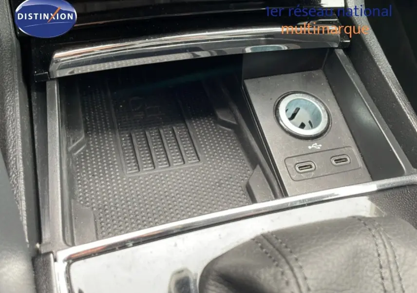 Gros plan sur la console centrale noire du Skoda Karoq, montrant la prise 12V et deux ports USB-C.