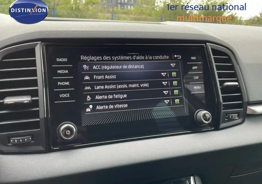 Écran central du tableau de bord du Skoda Karoq 2025 montrant les réglages des aides à la conduite.