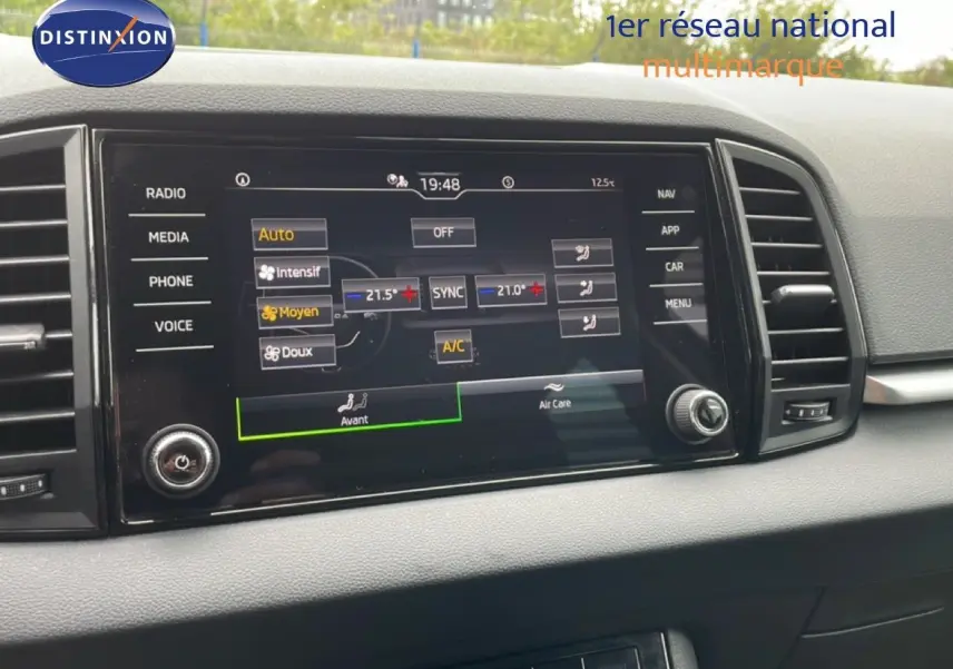 Écran tactile central de la Skoda Karoq 2025 montrant les réglages de climatisation, avec tableau de bord noir.