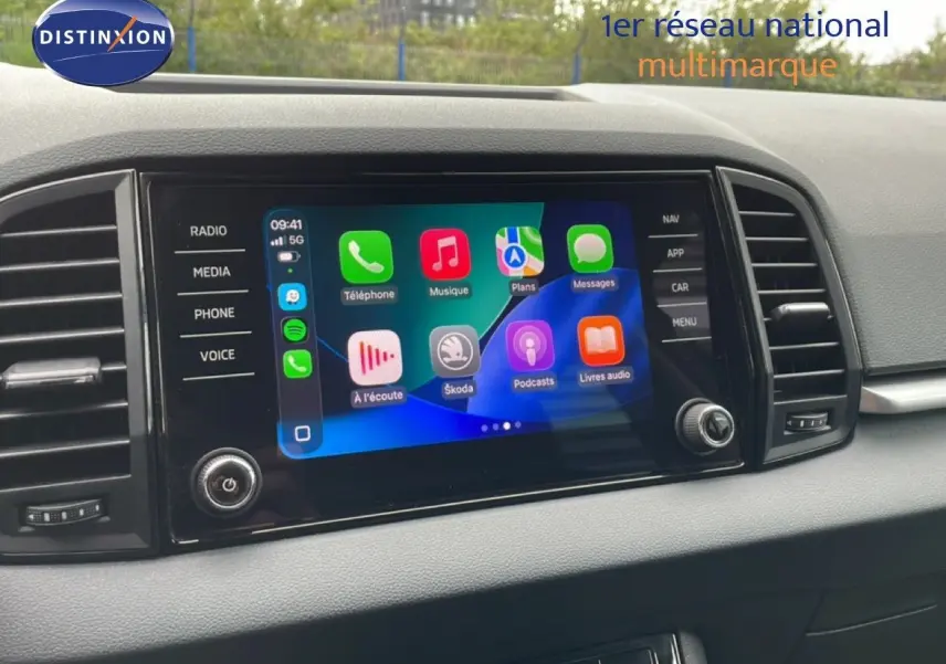 Écran tactile central du Skoda Karoq blanc glacier, affichant l'interface Apple CarPlay, vue de face intérieure.