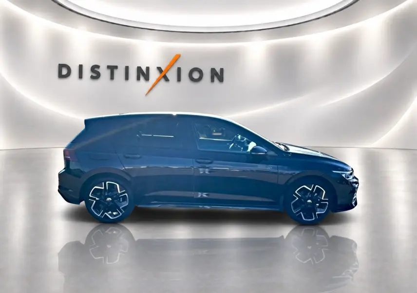 Volkswagen Golf 1.5 ETSI Evo2 150 R-Line noir vue de profil droit en studio avec jantes distinctives.