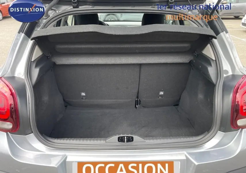 Coffre ouvert d'une Citroën C3 2021 gris Artense métal, vue arrière montrant l'espace de chargement vide.
