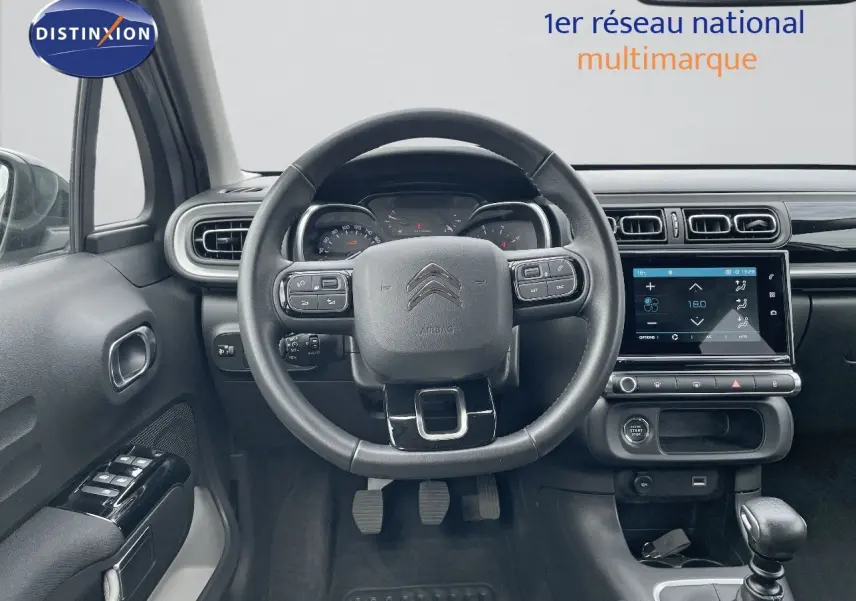 Intérieur de la Citroën C3 2021, vue frontale du volant et tableau de bord avec écran tactile et commandes au volant.