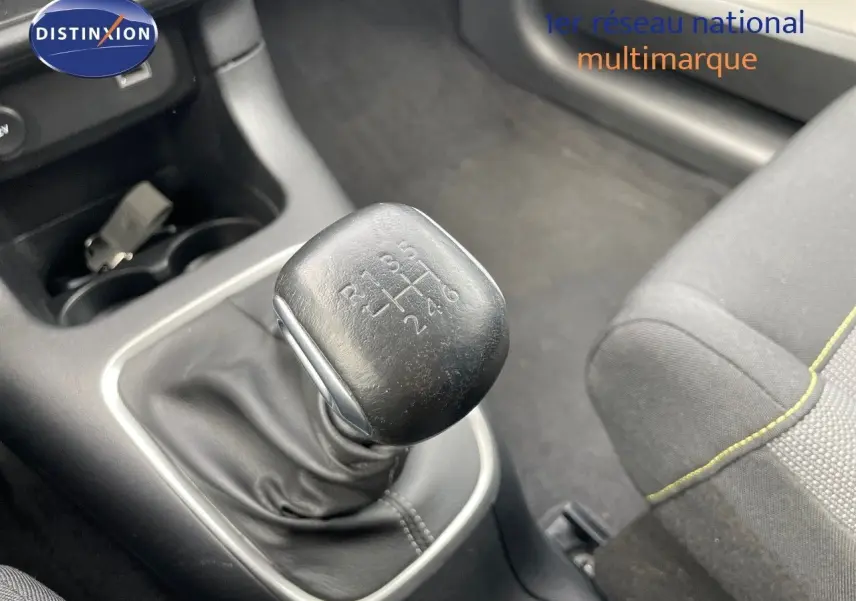 Le levier de vitesses manuel en cuir noir de la Citroën C3 2021, avec détail des rapports visibles.