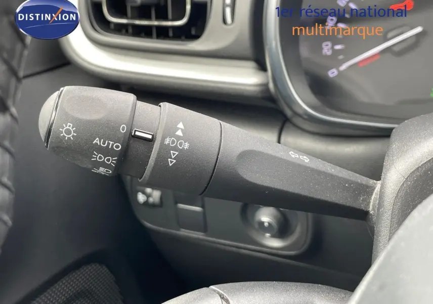 Gros plan sur la manette de phares et clignotants dans l'habitacle d'une Citroën C3 gris Artense 2021.