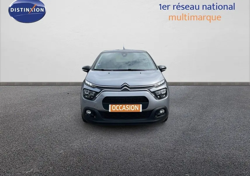 Citroën C3 gris Artense métal vue de face, mettant en valeur ses phares LED et sa calandre distinctive.