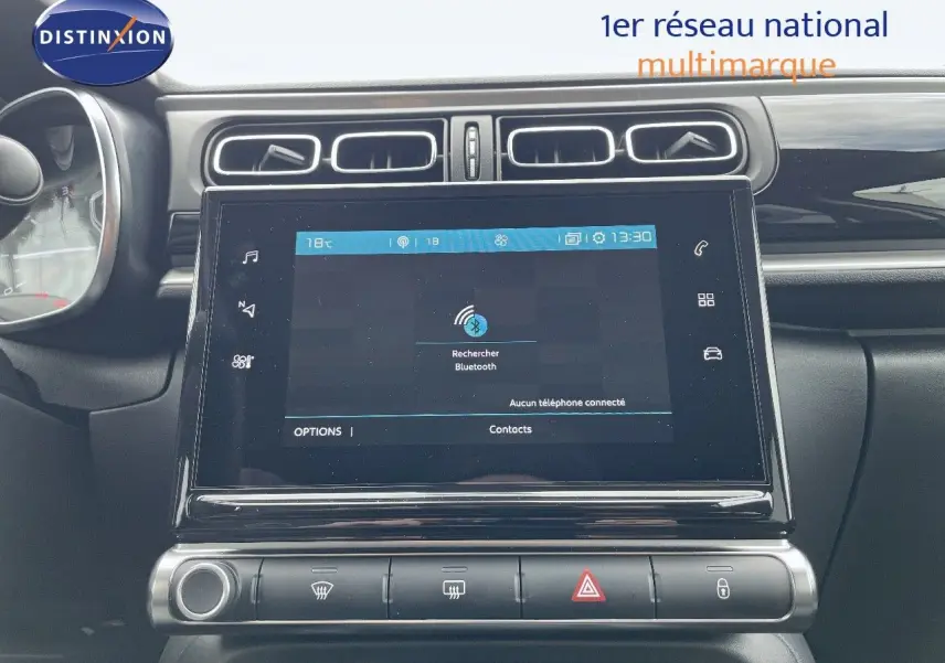 Tableau de bord de Citroën C3 2021 avec écran tactile central et commandes de climatisation visibles en gros plan.