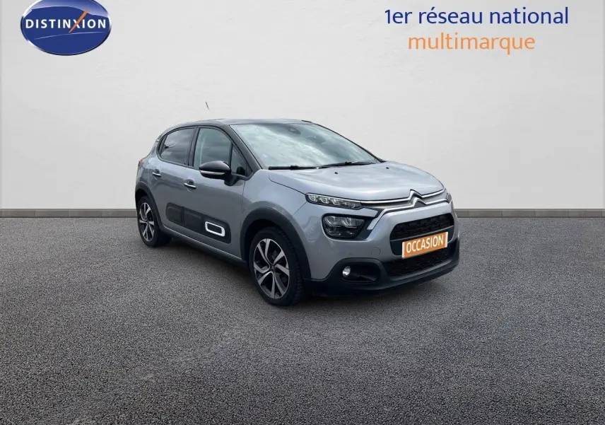 Citroën C3 gris Artense métal vue 3/4 avant droit avec ses protections latérales blanches distinctives.