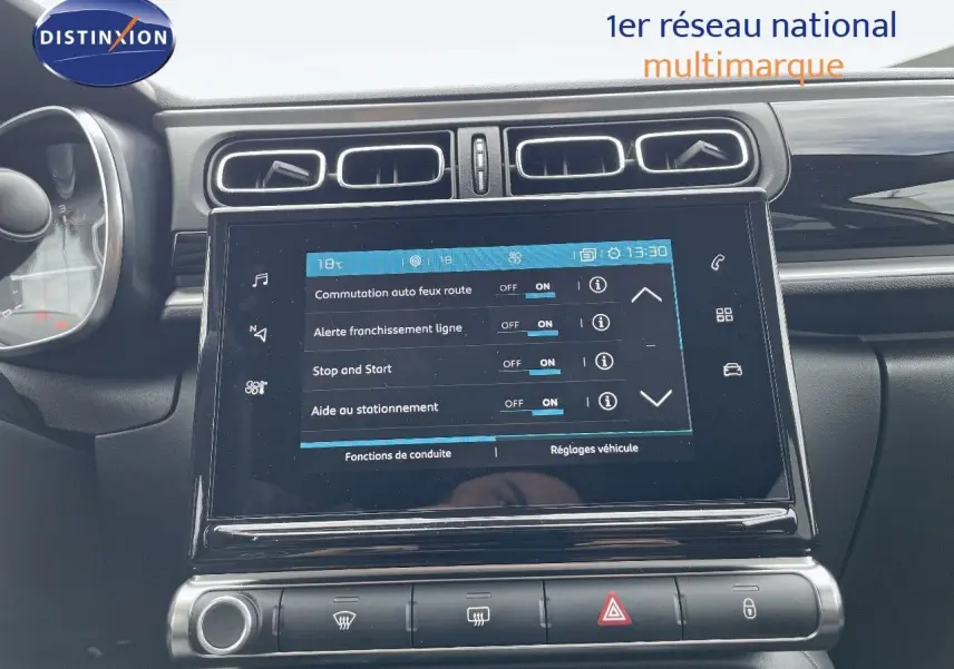 Écran tactile central affichant les réglages d'aide à la conduite dans l'habitacle d'une Citroën C3 2021.