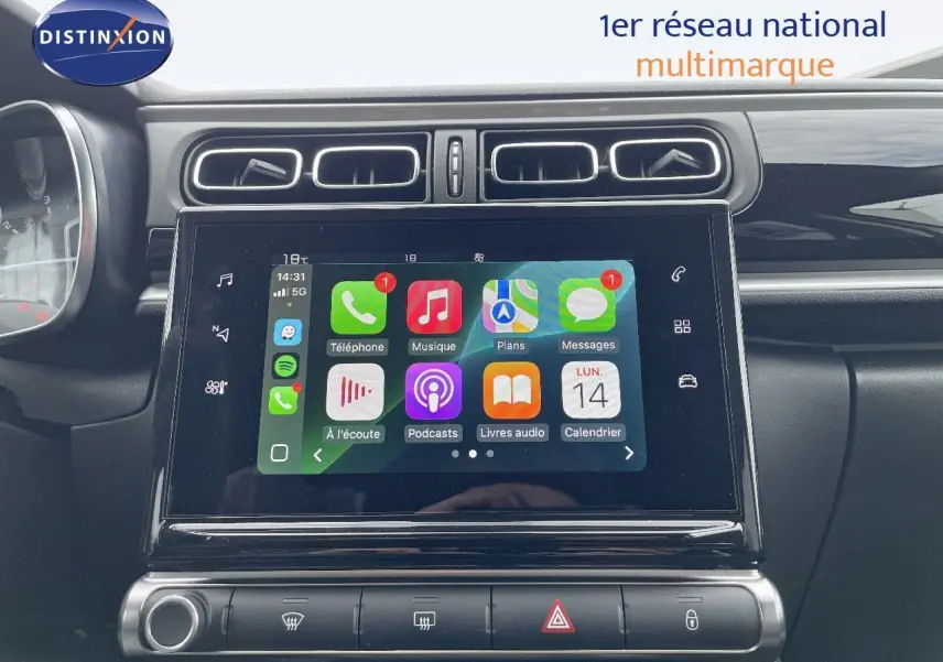 Tableau de bord de Citroën C3 2021 avec écran tactile affichant applications, finition noire brillante.