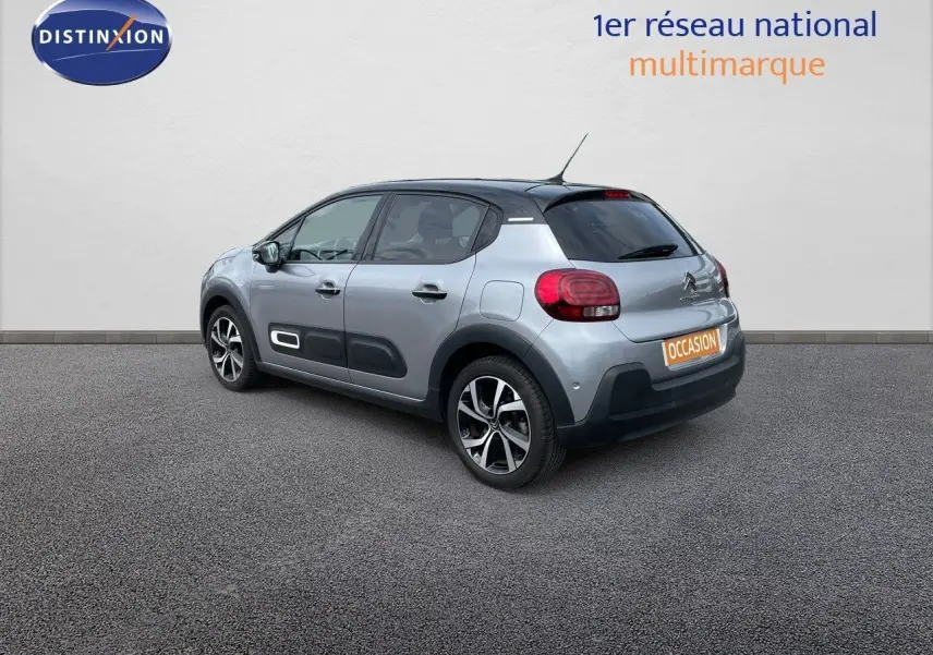 Citroën C3 gris Artense métal vue 3/4 arrière droit avec protections latérales noires et jantes bi-ton.