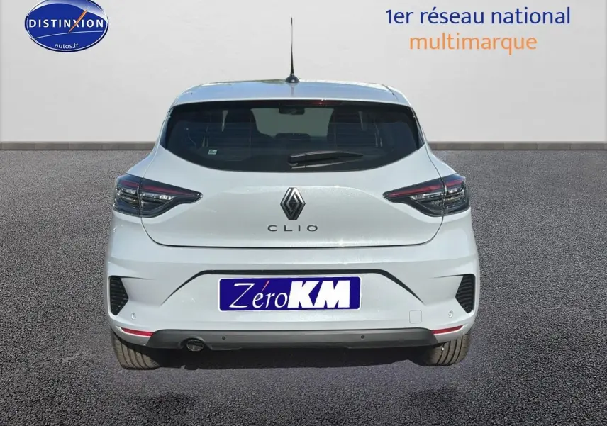 Vue arrière d'une Renault Clio V gris rafale avec feux LED et plaque d'immatriculation Zéro KM visible.