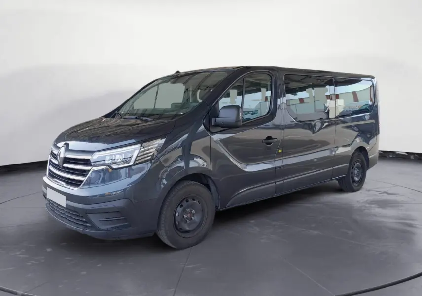 Renault Trafic Combi gris foncé métal vu en 3/4 avant droit, avec grandes fenêtres latérales et jantes acier noires.