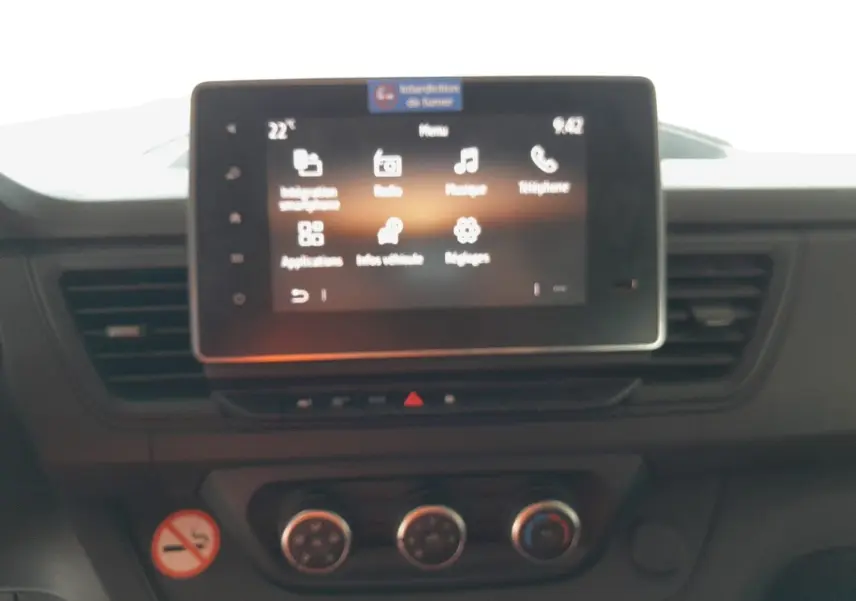 Écran tactile Easy Link 8'' et commandes de climatisation sur le tableau de bord du Renault Trafic Combi gris foncé.