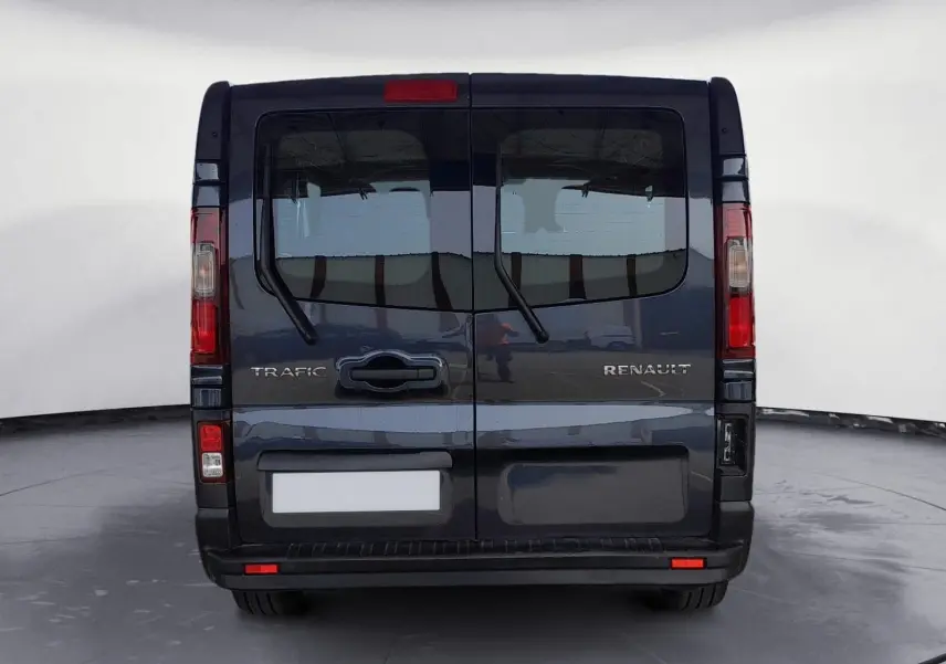 Vue arrière du Renault Trafic Combi gris foncé métal 2023 avec portes battantes et essuie-glaces arrière.