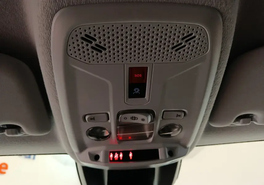 Plafonnier intérieur avec bouton SOS et éclairage, vue du toit d'une Peugeot 208 gris clair 2025 PureTech Allure