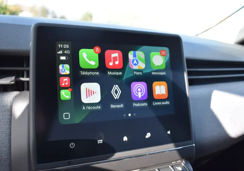 Écran tactile central de la Renault Clio V noir, affichant les applications connectées en interface multimédia.
