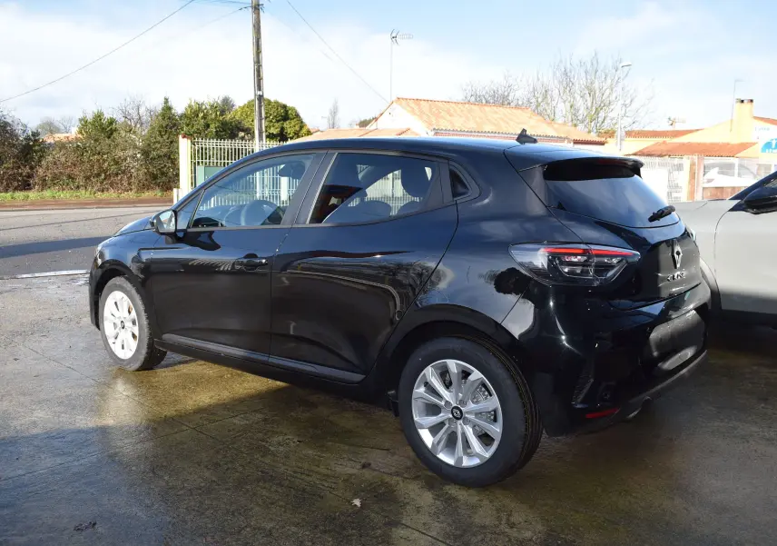 Renault Clio V TCE 90 noire vue 3/4 arrière droit, avec jantes alliage et vitres teintées.