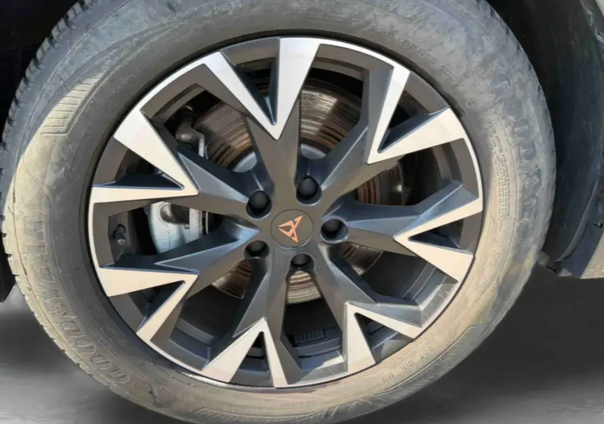 Gros plan sur la jante 18 pouces anthracite et argentée du CUPRA TERRAMAR gris, avec logo CUPRA central visible.