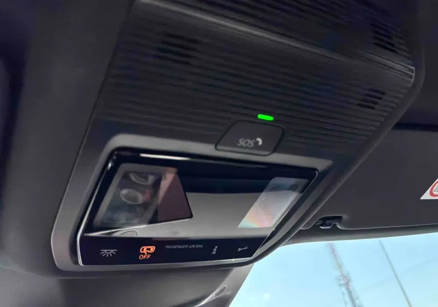 Vue intérieure du plafonnier avec bouton SOS et indicateur d'airbag passager désactivé sur CUPRA Terramar gris.