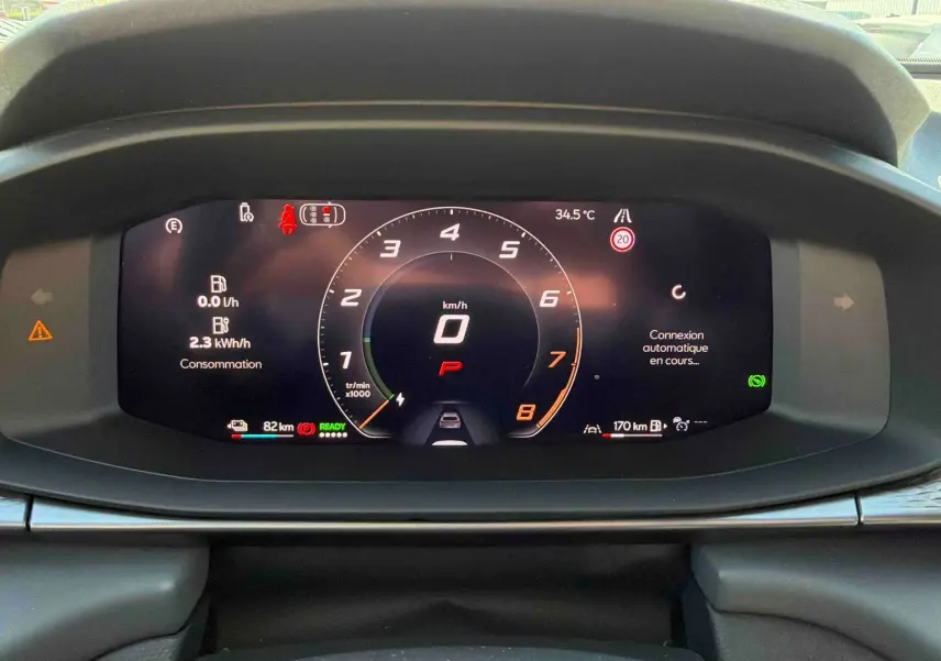 Affichage numérique du tableau de bord de la CUPRA TERRAMAR 1.5 eHybrid 272 ch, avec compte-tours et informations de conduite.