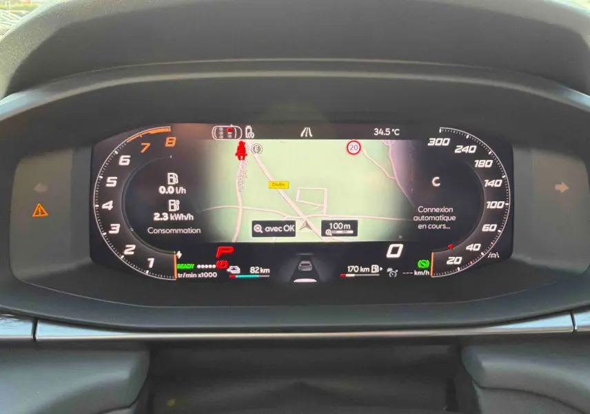 Affichage numérique du tableau de bord du CUPRA TERRAMAR 1.5 eHybrid, avec navigation et compte-tours en vue frontale.