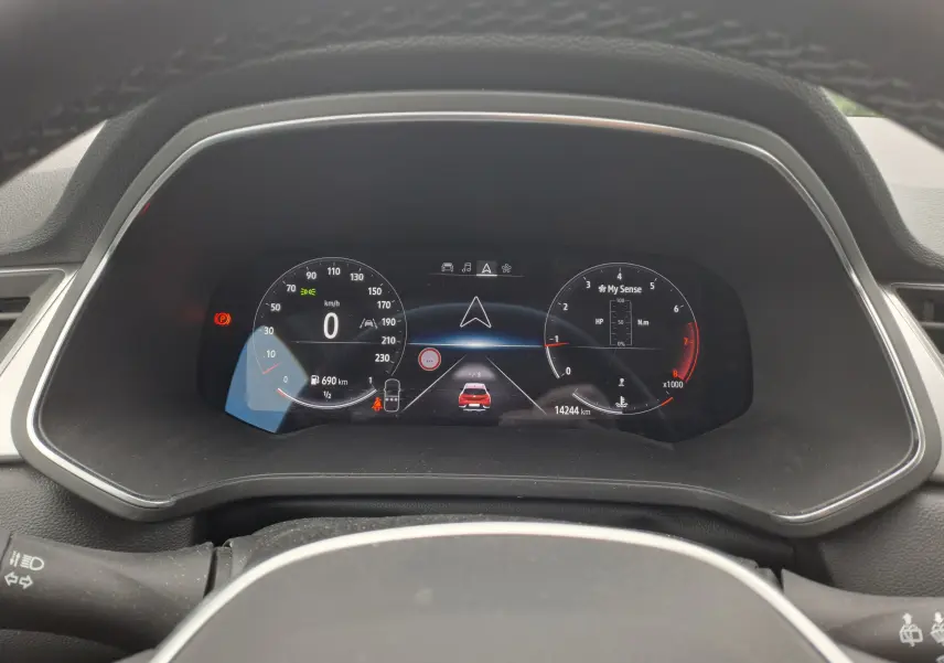 Vue rapprochée du tableau de bord numérique du Renault Captur TCE 90CH TECHNO 2024 affichant la vitesse à zéro et l'autonomie restante.