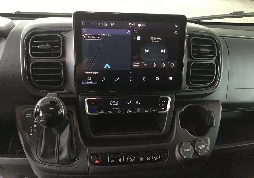 Tableau de bord du Peugeot Boxer Fourgon 2025 avec écran tactile central, climatisation digitale et levier de vitesses automatique.