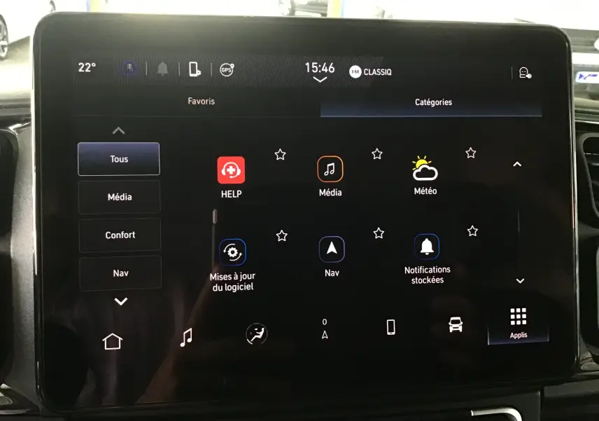 Écran tactile central du Peugeot Boxer Fourgon blanc 2025 affichant les applications médias, météo et navigation.