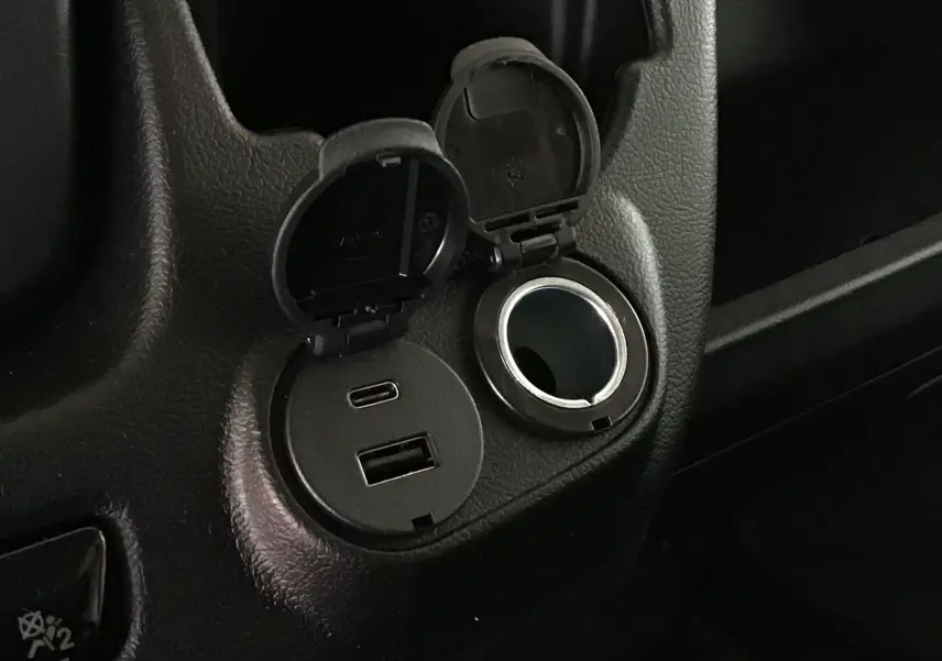 Prise USB et allume-cigare en gros plan sur la console intérieure du Peugeot Boxer Fourgon blanc 2025.